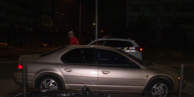 «Меня убивают»: В Киеве на улице мужчина молил о помощи, разбил несколько авто и умер