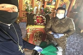 В Луцке верующие УПЦ пошили защитные маски для пожилых прихожан
