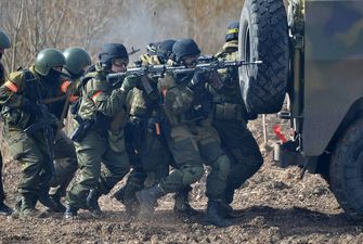 "Не готова к наступлению": Лукашенко снова продлил военные учения армии Беларуси