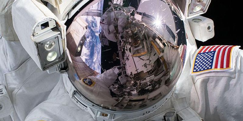 Космонавтам запретили обниматься и пожимать друг другу руки
