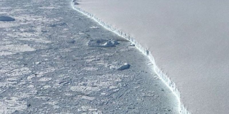 Наибольший в мире айсберг растаял, - ученые