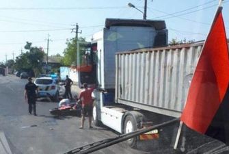 Страшное ДТП вблизи Черноморска: мотоциклист на полном споткнулся о грузовик
