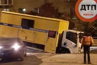 Вантажівка «Київводоканалу», яка їхала на прорив мережі, провалилася під асфальт
