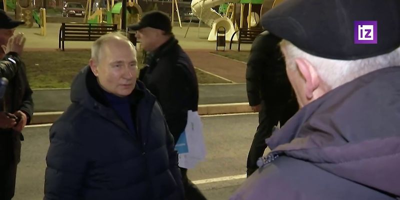 Визит Путина в Мариуполь: СМИ частично опознали людей, встречавших президента РФ