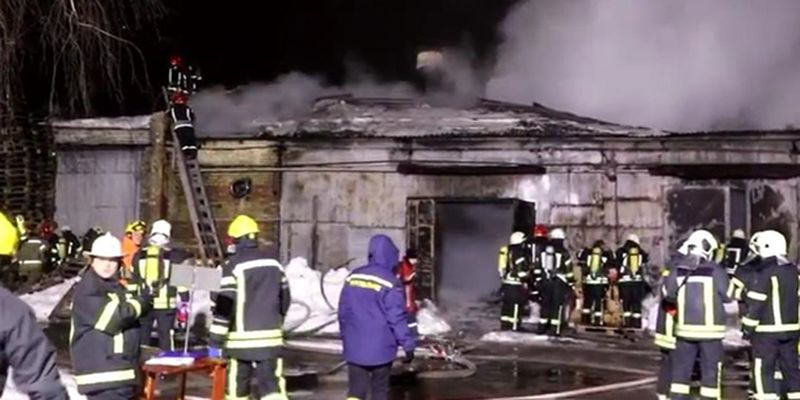 В Киеве на Подоле ночью горел склад