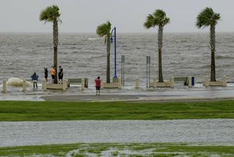 У Новому Орлеані потужний ураган "Зета" зніс десятки дахів та повалив дерева: є загиблий