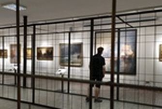 Выставка картин Порошенко: сборная солянка за решеткой и колючей проволокой