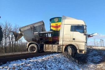 В Николаевской области MAN врезался в локомотив, есть пострадавший