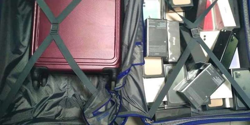 У «Борисполі» митники виявили забуту валізу із технікою Аpple на майже 2 млн грн