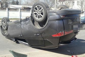 В Одессе Toyota перевернулась на крышу после столкновения с BMW
