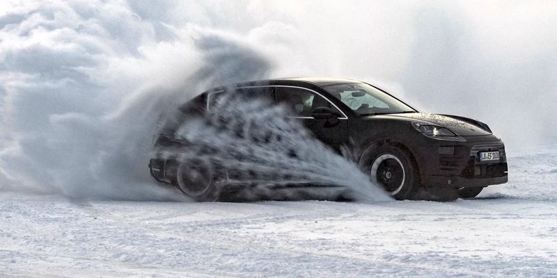 Новый электрокроссовер Porsche Macan заметили во время зимних испытаний
