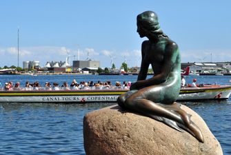 В Дании вандалы осквернили легендарную статую Русалочки в порту