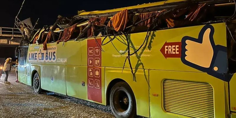 Автобус с украинцами попал в аварию в Румынии – ему снесло часть крыши