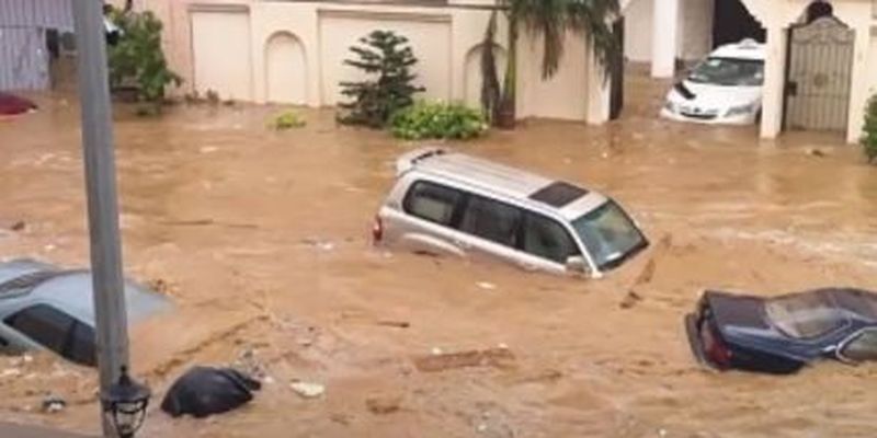 Второй по величине город в Саудовской Аравии затопило, авто плывут по улицам: апокалиптическое видео