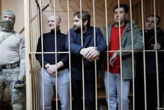 Українським морякам продовжили арешт у Росії: скільки матерям чекати синів додому