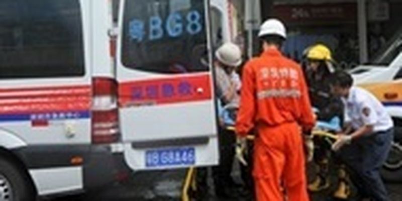 В Китае на автобус обрушился грунт и камни: шесть погибших