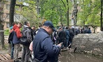 В Киеве под зданиями ТЦК выстроились очереди