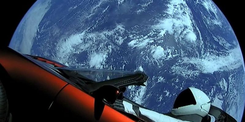 На пути к Марсу: Красная Tesla Roadster облетела вокруг Солнца