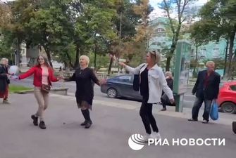 Танцы под советские песни с триколорами: росСМИ показали, как проходит псевдореферендум в Херсоне