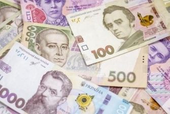 Реальная зарплата в Украине за месяц сократилась на 2,2%