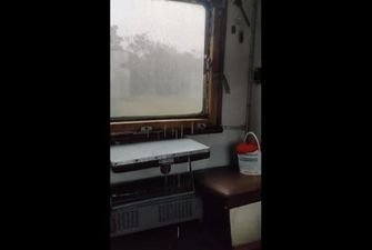 Пассажиры поезда Апостолово – Херсон сняли на ВИДЕО ливень внутри вагона