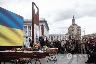 Порошенко с собратьями в центре Киева простились с погибшим на войне Барной. Фото