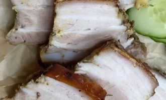 Свиная подбрюшина в рукаве: рецепт сытного мясного блюда на Пасху