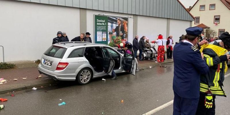Поліція назвала умисним наїзд авто на учасників карнавалу в Німеччині