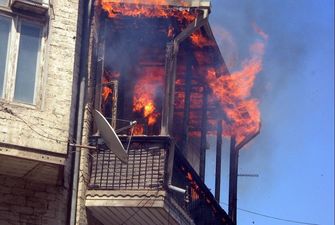 Огонь распространялся от кучки непогашенных окурков: В Мелитополе горел многоэтажный дом с людьми