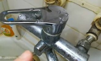 Как удалить пятна от жесткой воды в унитазе, раковине и ванной: простой способ