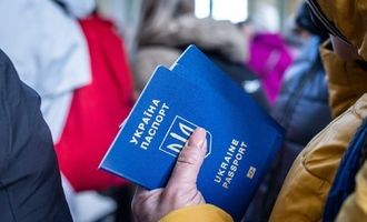 В Варшаве украинцы стоят в огромных очередях за паспортами. Видео