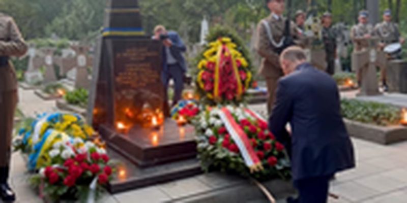 Дуда преклонил колено перед памятником воинам УНР
