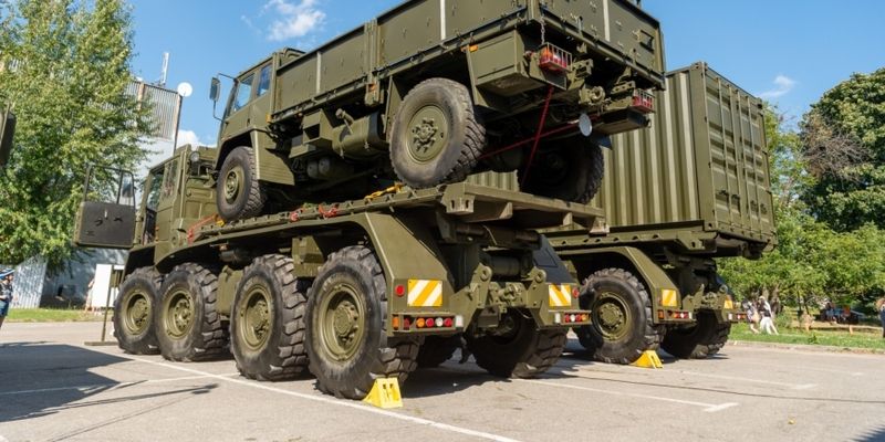 Армейские грузовики из Великобритании показали на выставке в Киеве