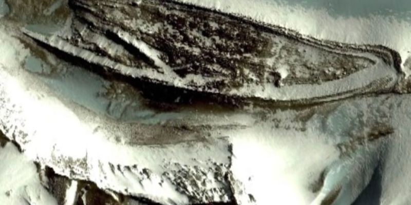 Пользователь Сети разглядел в Антарктиде огромную стену и два древних здания