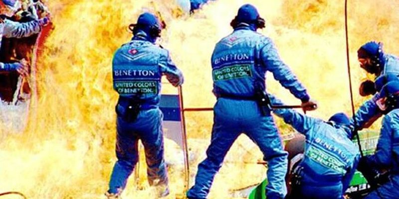 В Австралии во время гонки случился страшный пожар - видео