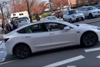 Tesla без водителя устроила гонки по встречной полосе