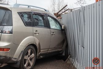 Скользкая дорога: Под Днепром водитель Mitsubishi разбил свое авто об бетонный забор