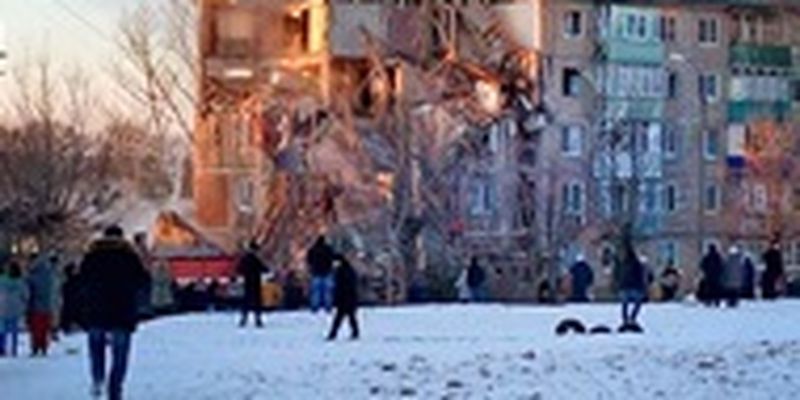 В РФ рухнул подъезд жилого дома из-за взрыва: есть погибшие
