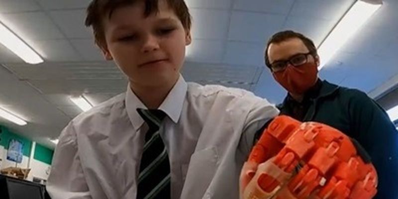 В Британии учитель распечатал протез для школьника