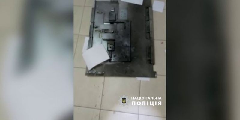 Под Харьковом неизвестные самодельной бомбой взорвали банкомат