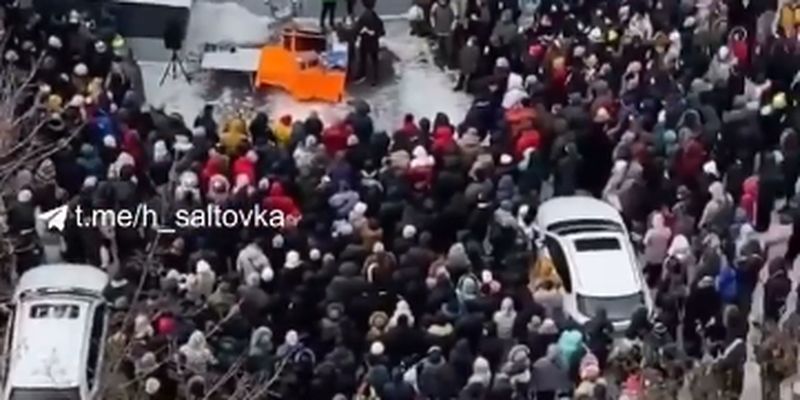 Без масок и дистанции: в Харькове собрались толпы из-за скидок