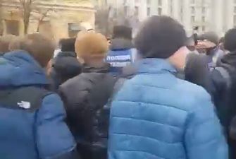 Фанатів "руського міру" жорстко побили на Михайлівській площі: відео