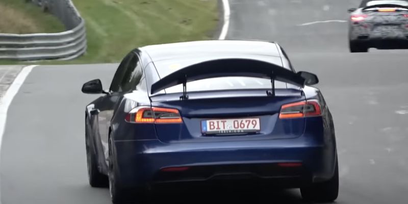 Спойлер та аеродинамічні гальма: Tesla вивела на Нюрбургринг незвичайний електромобіль Model S Plaid