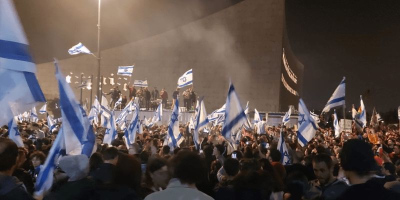 В Израиле полиция разогнала массовый протест с помощью водометов
