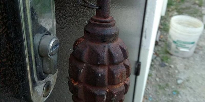 В Запорожской области рецидивист повесил гранату на дверь соседке