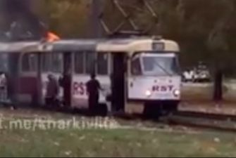 У Харкові на ходу загорівся трамвай із пасажирами – відео