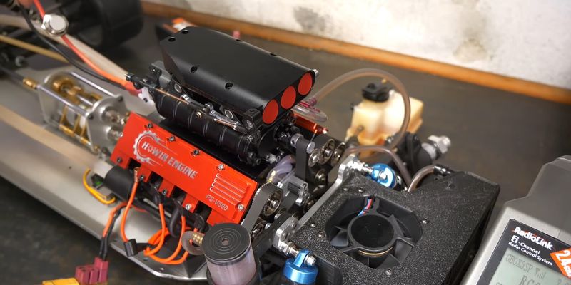 Энтузиасты создали рабочий миниатюрный двигатель V8 с нагнетателем