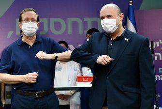 Президент Израиля получил третью дозу вакцины от COVID-19