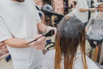 Чи можна мити волосся перед фарбуванням: корисне пояснення