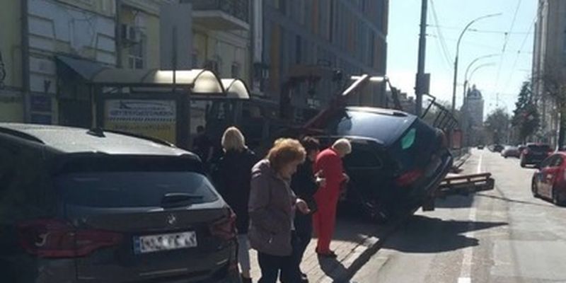 В Киеве эвакуатор уронил автомобиль нарушителя ПДД. Эпичные фото